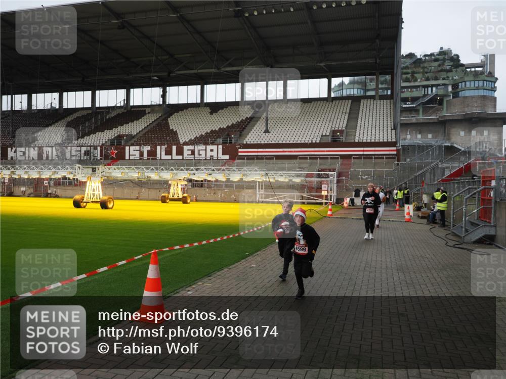 07.12.2025 - St. Pauli X-Mass-Run No. 15 Fabian Wolf http://msf.ph/oto/9396174 07.12.2025 10:36:32 Ziel 2948, 3089, 3382, 4200, 4591, 4597, 4599 meine-sportfotos.de