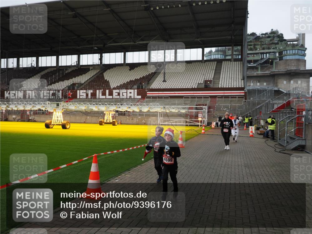07.12.2025 - St. Pauli X-Mass-Run No. 15 Fabian Wolf http://msf.ph/oto/9396176 07.12.2025 10:36:32 Ziel 2948, 3089, 3382, 4200, 4591, 4597, 4599 meine-sportfotos.de