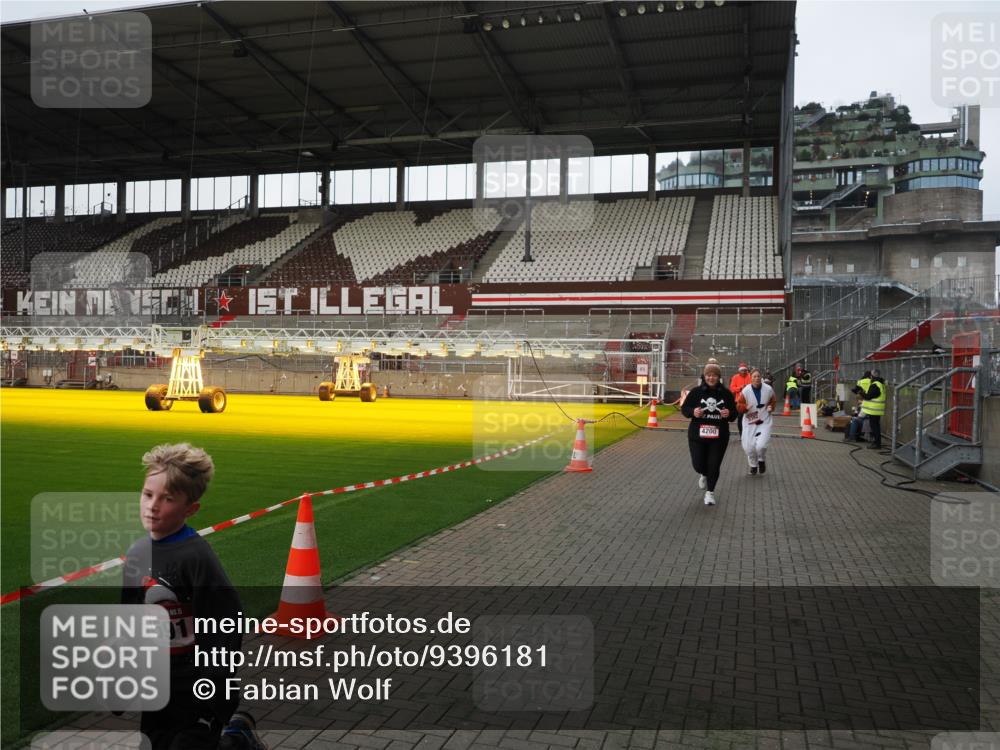 07.12.2025 - St. Pauli X-Mass-Run No. 15 Fabian Wolf http://msf.ph/oto/9396181 07.12.2025 10:36:33 Ziel 2948, 3089, 3382, 4200, 4591, 4597, 4599 meine-sportfotos.de