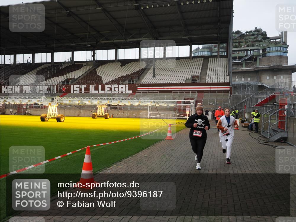 07.12.2025 - St. Pauli X-Mass-Run No. 15 Fabian Wolf http://msf.ph/oto/9396187 07.12.2025 10:36:35 Ziel 717, 2948, 3089, 3382, 4200, 4591, 4597, 4599 meine-sportfotos.de