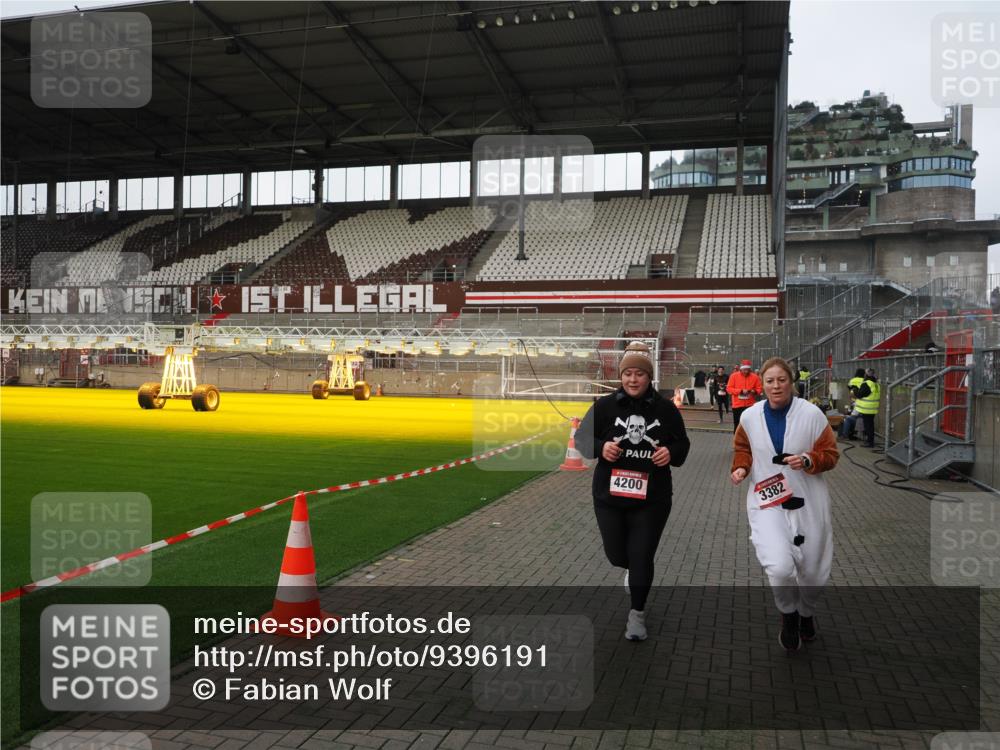 07.12.2025 - St. Pauli X-Mass-Run No. 15 Fabian Wolf http://msf.ph/oto/9396191 07.12.2025 10:36:35 Ziel 717, 2948, 3089, 3382, 4200, 4591, 4597, 4599 meine-sportfotos.de