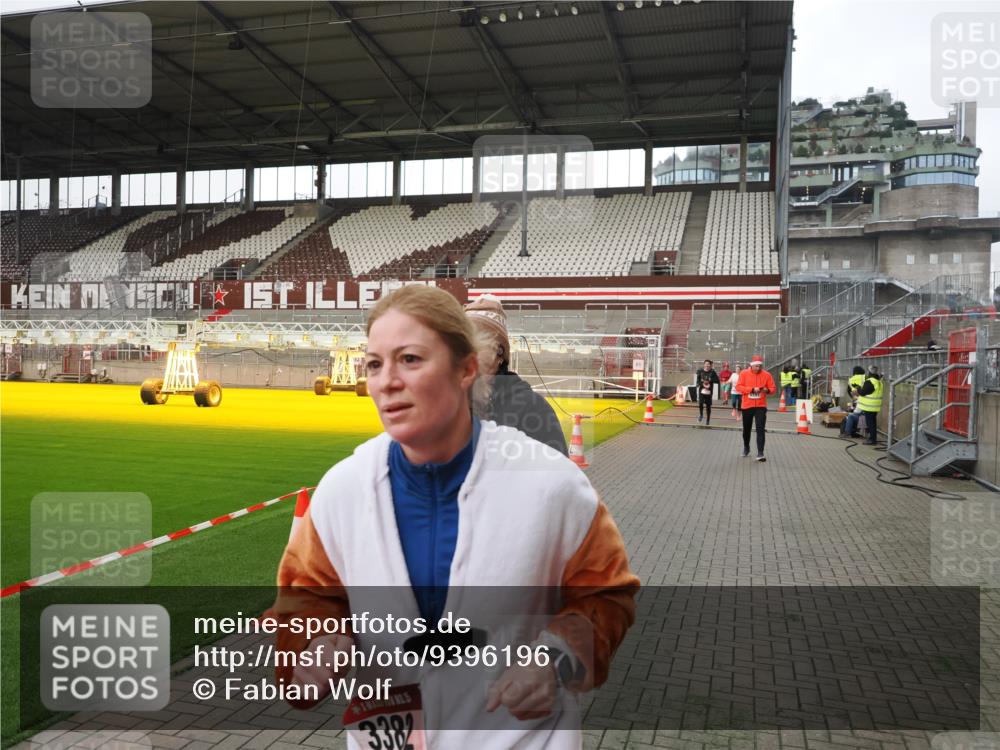 07.12.2025 - St. Pauli X-Mass-Run No. 15 Fabian Wolf http://msf.ph/oto/9396196 07.12.2025 10:36:36 Ziel 717, 833, 2948, 3089, 3382, 4200, 4591, 4597, 4599 meine-sportfotos.de