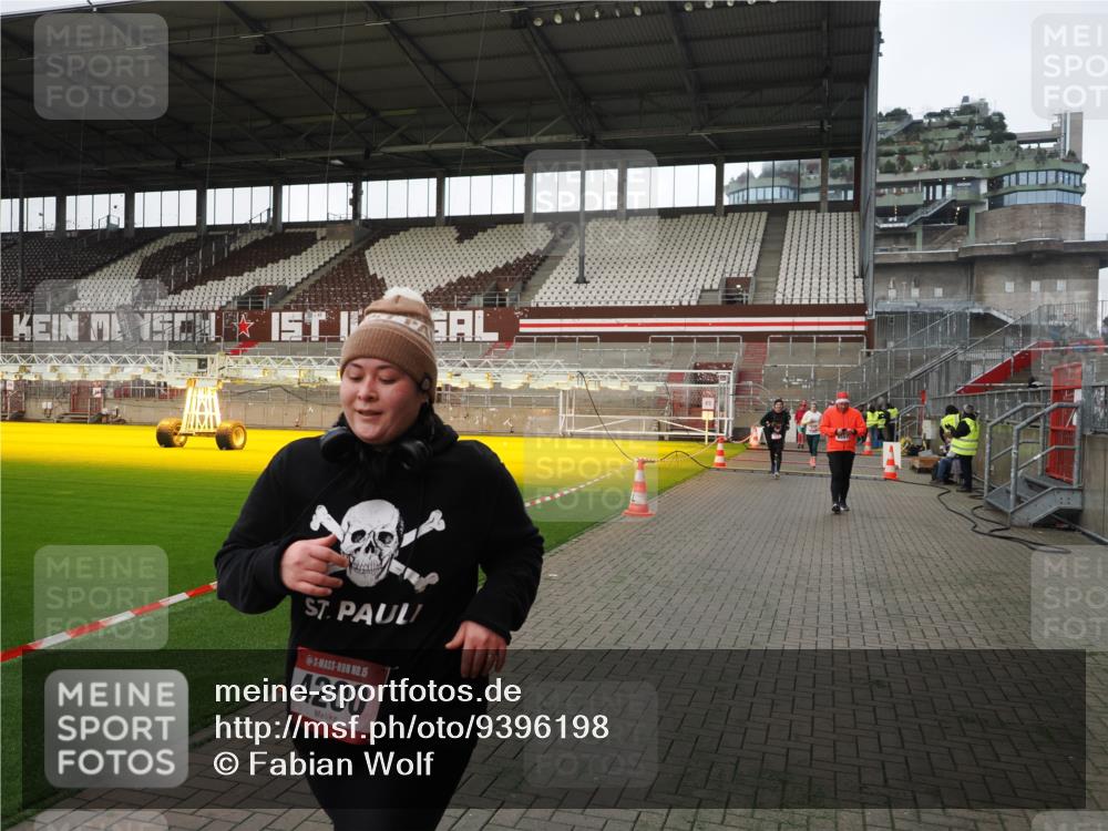 07.12.2025 - St. Pauli X-Mass-Run No. 15 Fabian Wolf http://msf.ph/oto/9396198 07.12.2025 10:36:37 Ziel 511, 717, 833, 2948, 3089, 3382, 4200, 4591, 4597, 4599 meine-sportfotos.de