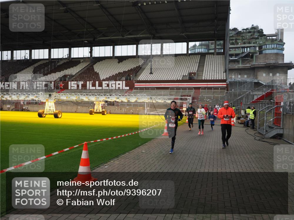 07.12.2025 - St. Pauli X-Mass-Run No. 15 Fabian Wolf http://msf.ph/oto/9396207 07.12.2025 10:36:40 Ziel 511, 521, 665, 717, 833, 3089, 3382, 4200, 4591, 4597, 4599 meine-sportfotos.de