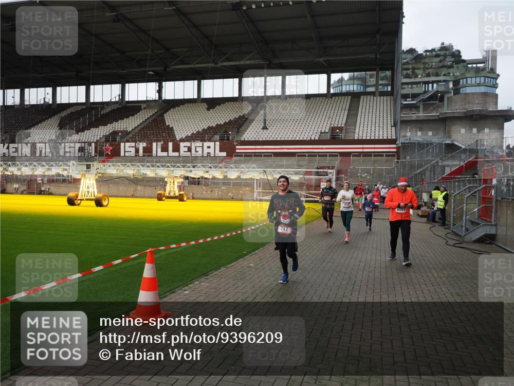 07.12.2025 - St. Pauli X-Mass-Run No. 15 Fabian Wolf http://msf.ph/oto/9396209 07.12.2025 10:36:40 Ziel 511, 521, 665, 717, 833, 3089, 3382, 4200, 4591, 4597, 4599 meine-sportfotos.de