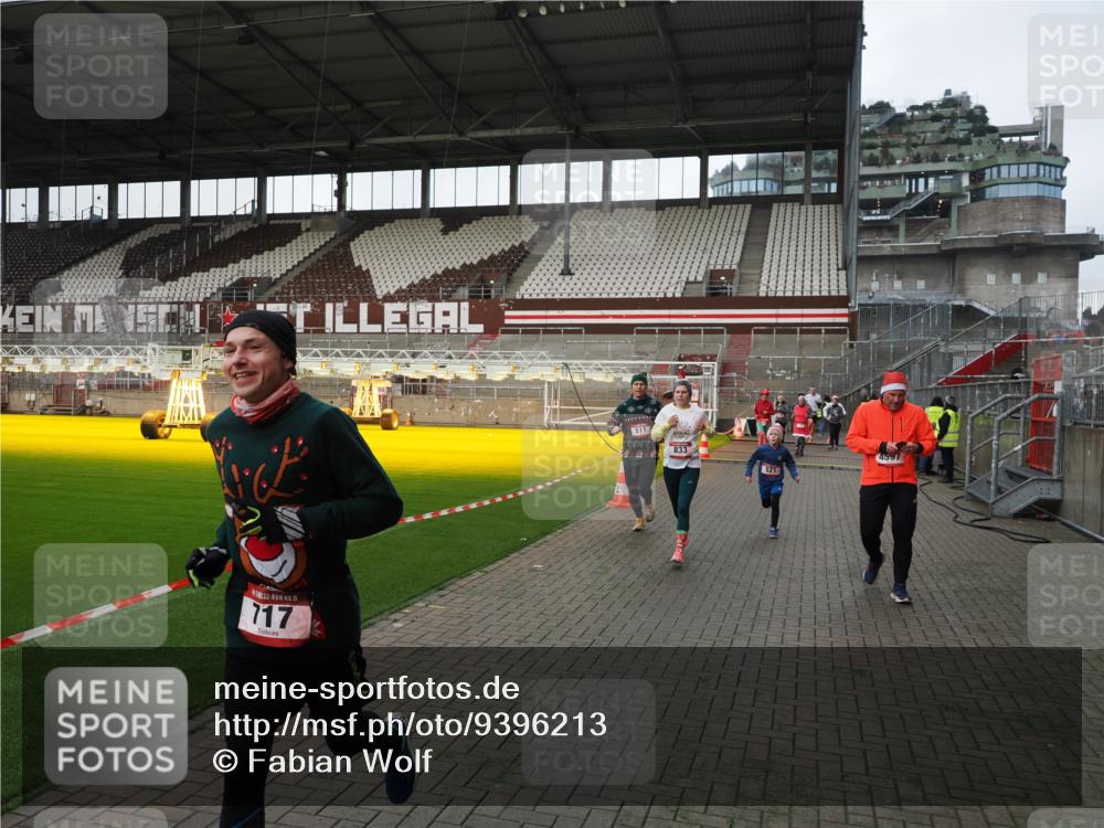 07.12.2025 - St. Pauli X-Mass-Run No. 15 Fabian Wolf http://msf.ph/oto/9396213 07.12.2025 10:36:42 Ziel 37, 511, 521, 665, 717, 833, 3382, 4200, 4591, 4597, 4599, 4691, 4693 meine-sportfotos.de