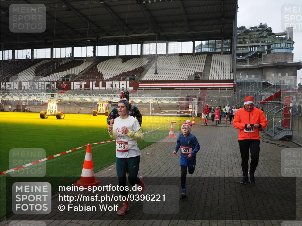 07.12.2025 - St. Pauli X-Mass-Run No. 15 Fabian Wolf http://msf.ph/oto/9396221 07.12.2025 10:36:43 Ziel 37, 511, 521, 665, 717, 833, 2615, 3382, 4200, 4591, 4597, 4599, 4690, 4691, 4693 meine-sportfotos.de