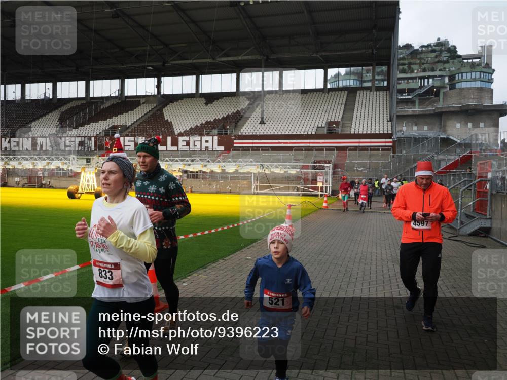 07.12.2025 - St. Pauli X-Mass-Run No. 15 Fabian Wolf http://msf.ph/oto/9396223 07.12.2025 10:36:44 Ziel 37, 511, 521, 665, 717, 833, 2615, 3056, 3382, 4200, 4591, 4597, 4599, 4690, 4691, 4693 meine-sportfotos.de