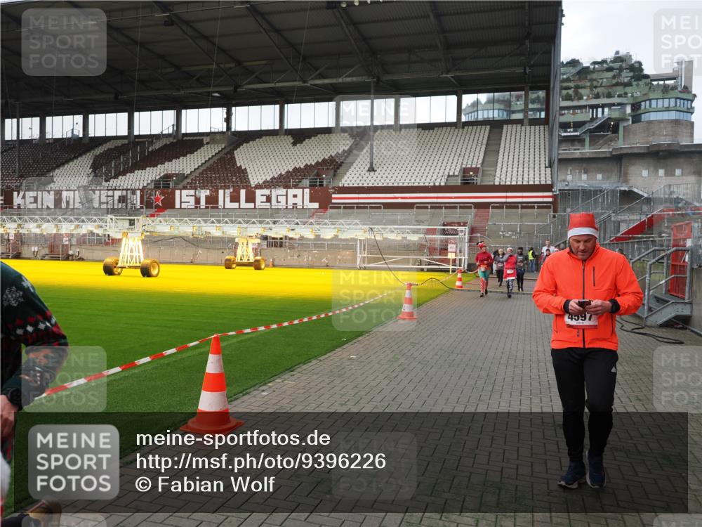 07.12.2025 - St. Pauli X-Mass-Run No. 15 Fabian Wolf http://msf.ph/oto/9396226 07.12.2025 10:36:44 Ziel 37, 511, 521, 665, 717, 833, 2615, 3056, 3382, 4200, 4591, 4597, 4599, 4690, 4691, 4693 meine-sportfotos.de