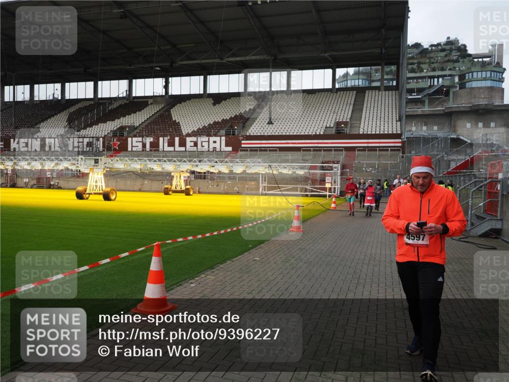 07.12.2025 - St. Pauli X-Mass-Run No. 15 Fabian Wolf http://msf.ph/oto/9396227 07.12.2025 10:36:44 Ziel 37, 511, 521, 665, 717, 833, 2615, 3056, 3382, 4200, 4591, 4597, 4599, 4690, 4691, 4693 meine-sportfotos.de
