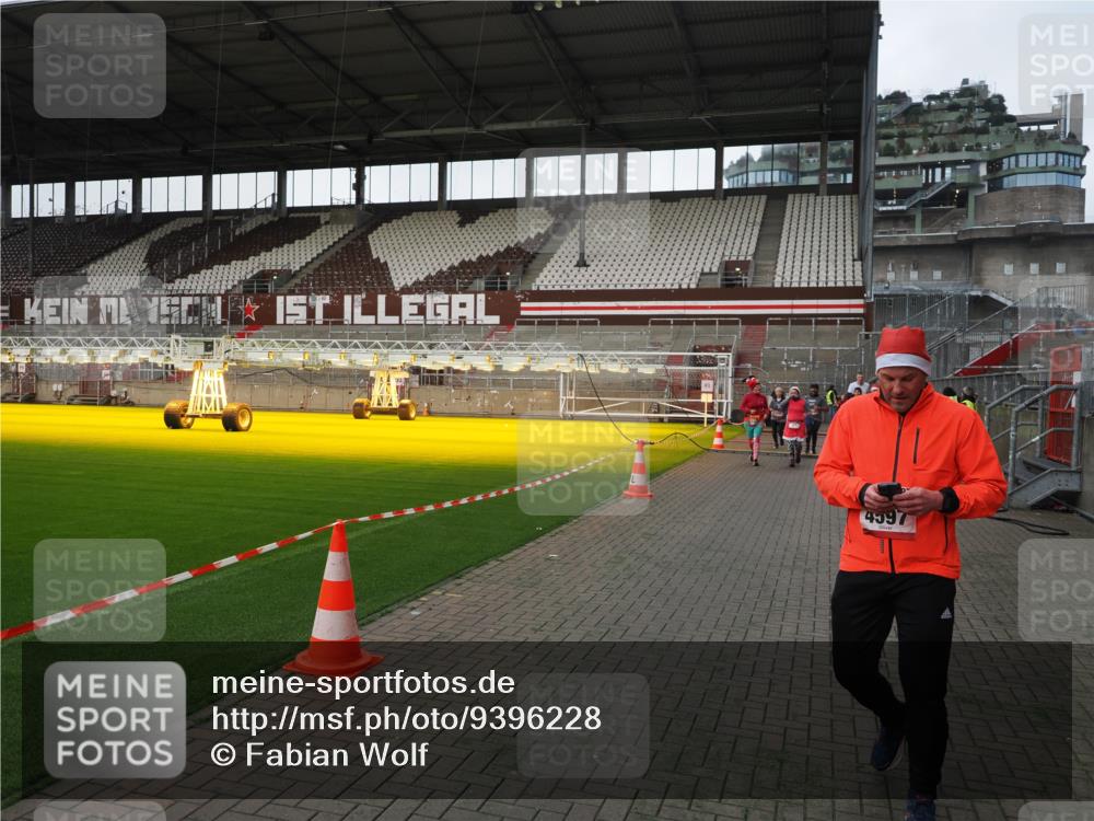 07.12.2025 - St. Pauli X-Mass-Run No. 15 Fabian Wolf http://msf.ph/oto/9396228 07.12.2025 10:36:45 Ziel 37, 511, 521, 665, 717, 833, 2615, 3056, 3382, 4200, 4591, 4597, 4599, 4690, 4691, 4693 meine-sportfotos.de