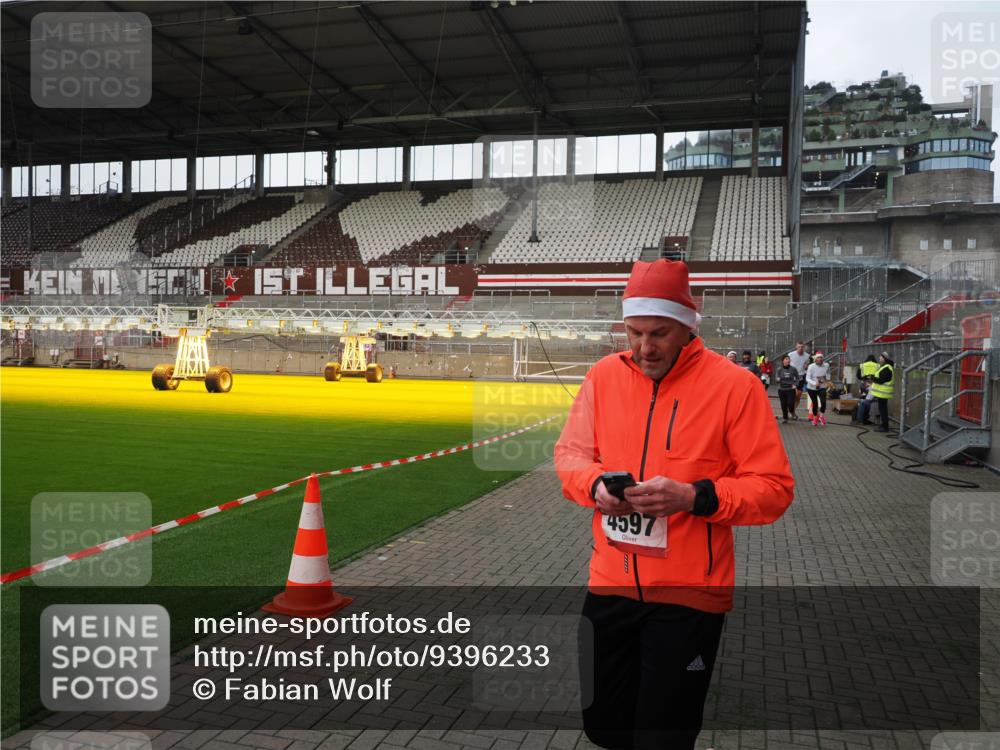 07.12.2025 - St. Pauli X-Mass-Run No. 15 Fabian Wolf http://msf.ph/oto/9396233 07.12.2025 10:36:46 Ziel 37, 511, 521, 665, 717, 833, 2615, 3056, 3382, 4591, 4597, 4690, 4691, 4693 meine-sportfotos.de