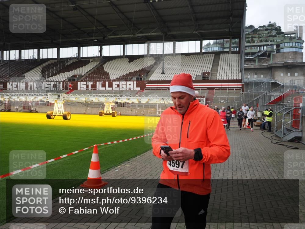 07.12.2025 - St. Pauli X-Mass-Run No. 15 Fabian Wolf http://msf.ph/oto/9396234 07.12.2025 10:36:46 Ziel 37, 511, 521, 665, 717, 833, 2615, 3056, 3382, 4591, 4597, 4690, 4691, 4693 meine-sportfotos.de