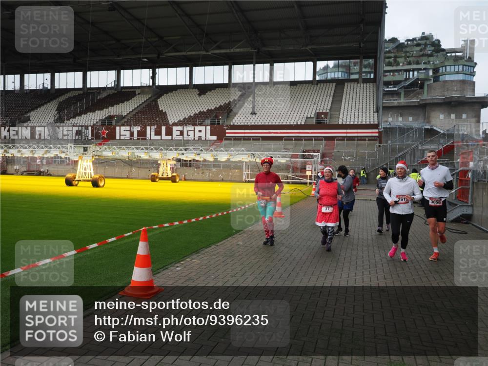 07.12.2025 - St. Pauli X-Mass-Run No. 15 Fabian Wolf http://msf.ph/oto/9396235 07.12.2025 10:36:50 Ziel 37, 511, 521, 665, 717, 833, 2615, 3056, 3263, 3382, 4597, 4690, 4691, 4693 meine-sportfotos.de