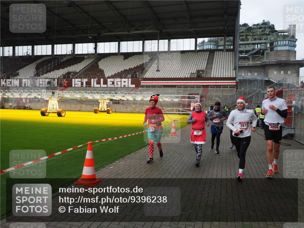 07.12.2025 - St. Pauli X-Mass-Run No. 15 Fabian Wolf http://msf.ph/oto/9396238 07.12.2025 10:36:50 Ziel 37, 511, 521, 665, 717, 833, 2615, 3056, 3263, 3382, 4597, 4690, 4691, 4693 meine-sportfotos.de