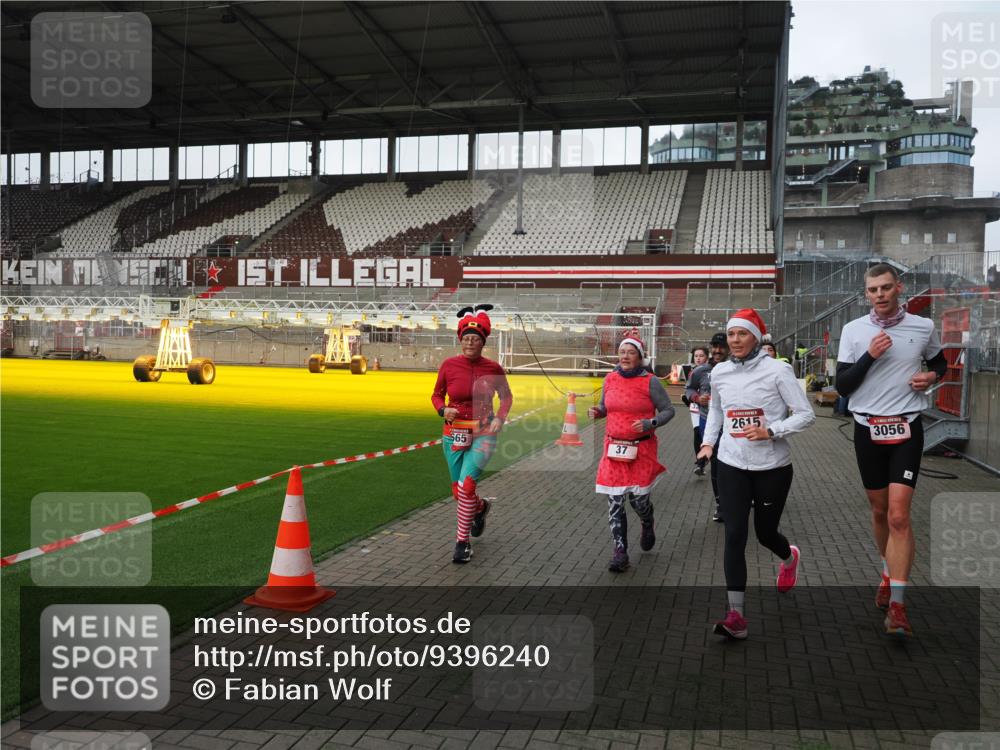 07.12.2025 - St. Pauli X-Mass-Run No. 15 Fabian Wolf http://msf.ph/oto/9396240 07.12.2025 10:36:51 Ziel 37, 511, 521, 665, 717, 833, 2615, 3056, 3263, 4597, 4690, 4691, 4693 meine-sportfotos.de