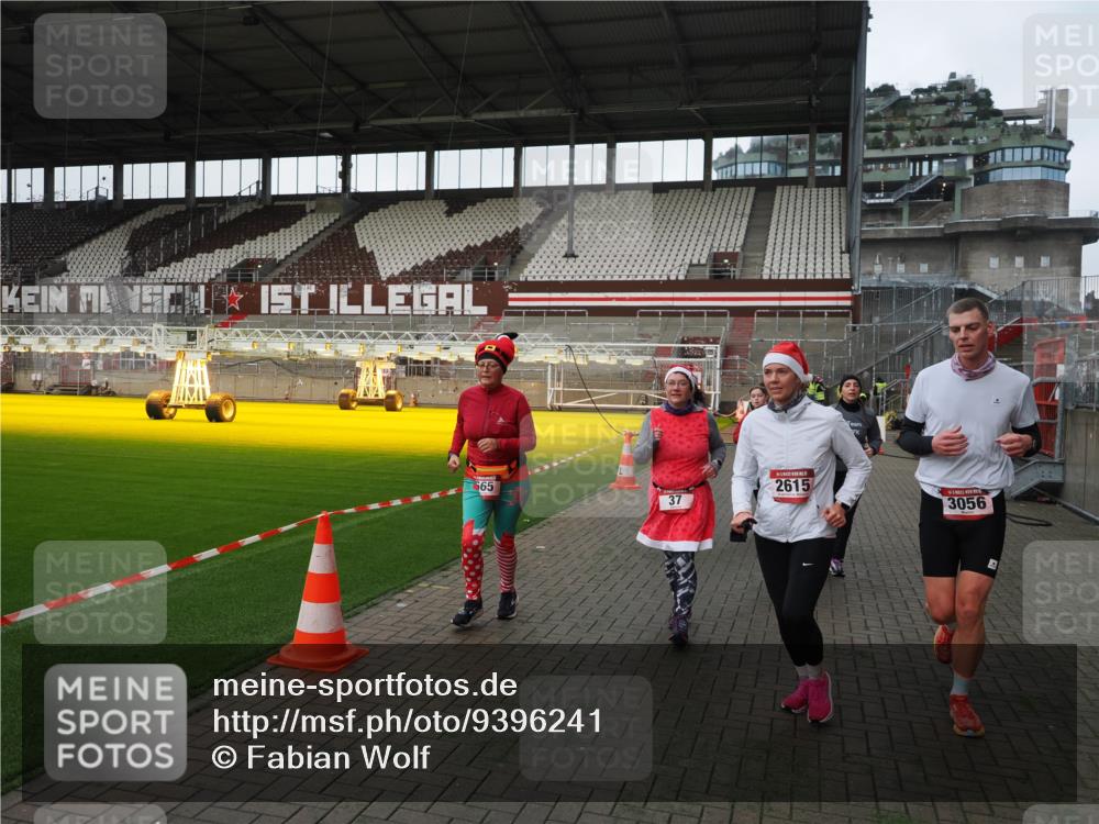 07.12.2025 - St. Pauli X-Mass-Run No. 15 Fabian Wolf http://msf.ph/oto/9396241 07.12.2025 10:36:51 Ziel 37, 511, 521, 665, 717, 833, 2615, 3056, 3263, 4597, 4690, 4691, 4693 meine-sportfotos.de