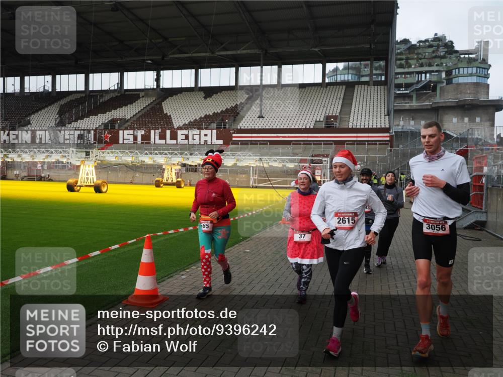 07.12.2025 - St. Pauli X-Mass-Run No. 15 Fabian Wolf http://msf.ph/oto/9396242 07.12.2025 10:36:51 Ziel 37, 511, 521, 665, 717, 833, 2615, 3056, 3263, 4597, 4690, 4691, 4693 meine-sportfotos.de