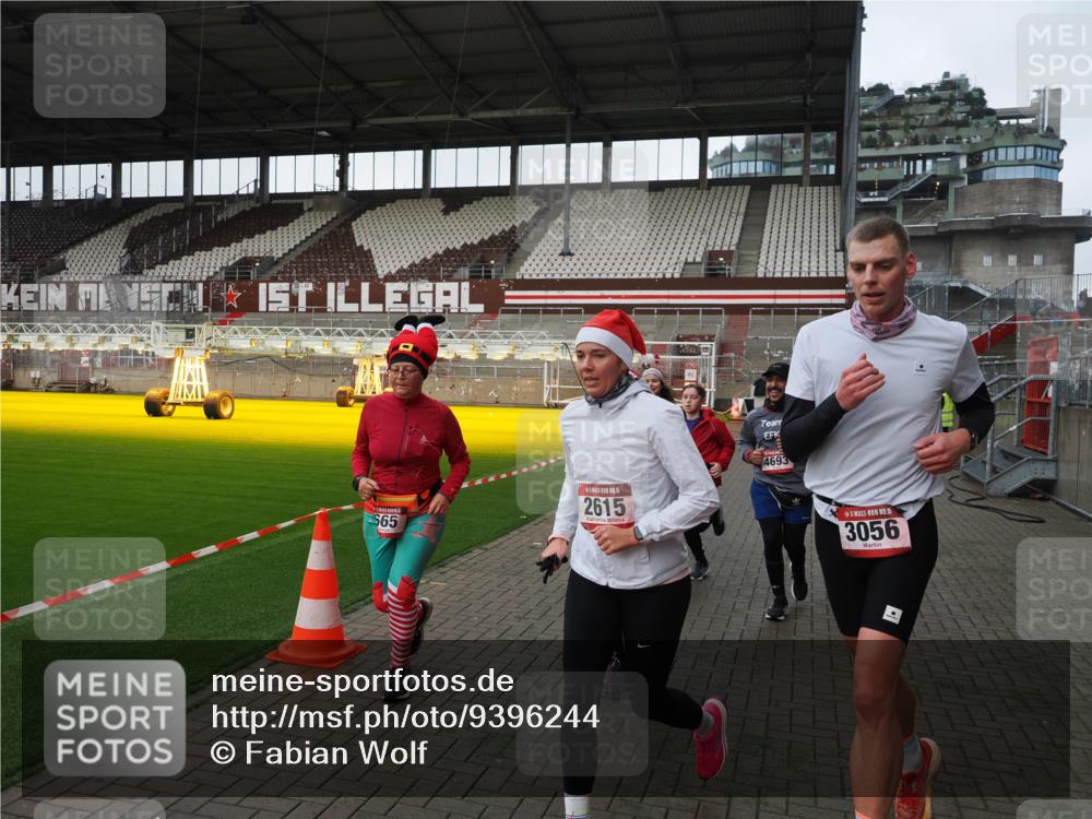 07.12.2025 - St. Pauli X-Mass-Run No. 15 Fabian Wolf http://msf.ph/oto/9396244 07.12.2025 10:36:52 Ziel 37, 511, 521, 665, 717, 833, 2615, 3056, 3263, 4690, 4691, 4693 meine-sportfotos.de