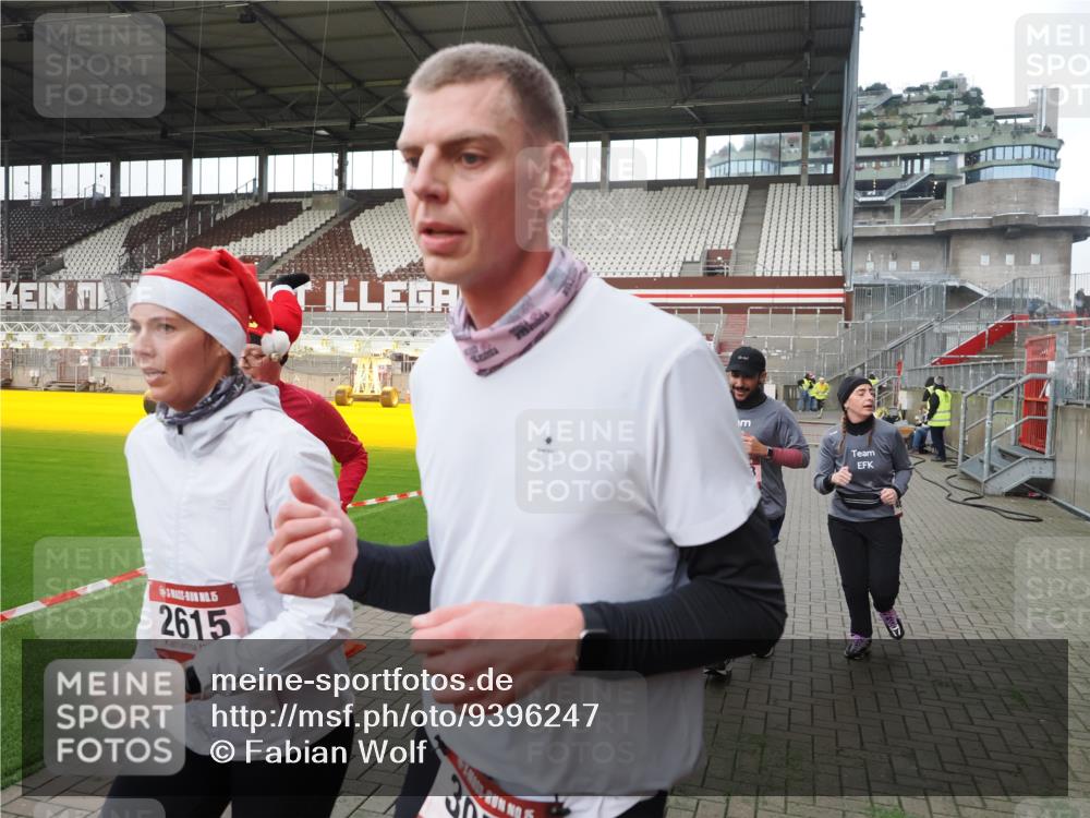 07.12.2025 - St. Pauli X-Mass-Run No. 15 Fabian Wolf http://msf.ph/oto/9396247 07.12.2025 10:36:52 Ziel 37, 511, 521, 665, 717, 833, 2615, 3056, 3263, 4690, 4691, 4693 meine-sportfotos.de
