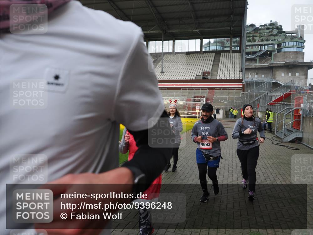 07.12.2025 - St. Pauli X-Mass-Run No. 15 Fabian Wolf http://msf.ph/oto/9396248 07.12.2025 10:36:52 Ziel 37, 511, 521, 665, 717, 833, 2615, 3056, 3263, 4690, 4691, 4693 meine-sportfotos.de