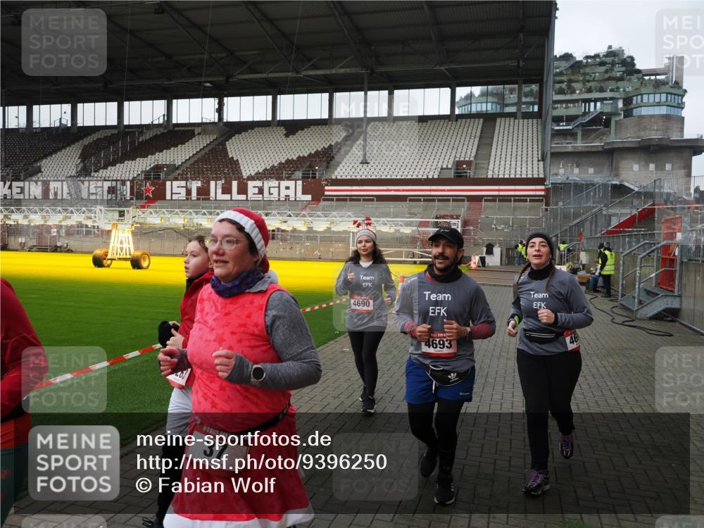 07.12.2025 - St. Pauli X-Mass-Run No. 15 Fabian Wolf http://msf.ph/oto/9396250 07.12.2025 10:36:53 Ziel 37, 511, 521, 665, 717, 833, 2615, 3056, 3263, 4690, 4691, 4693 meine-sportfotos.de