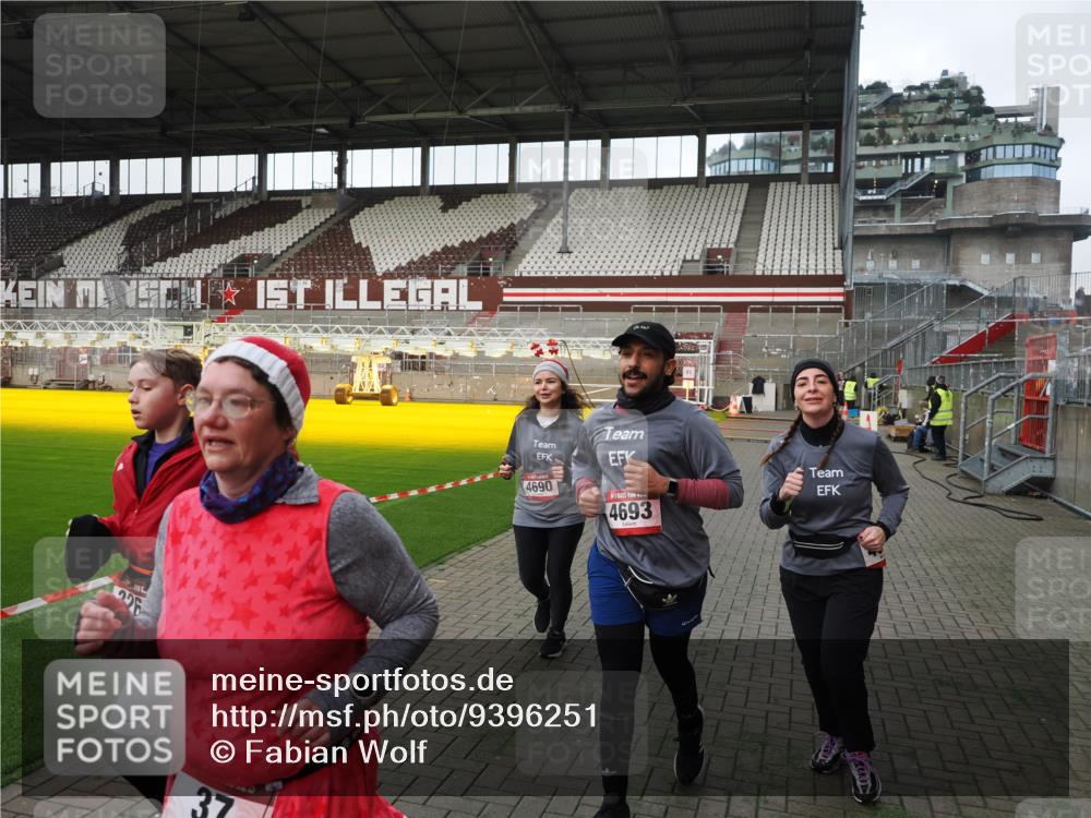07.12.2025 - St. Pauli X-Mass-Run No. 15 Fabian Wolf http://msf.ph/oto/9396251 07.12.2025 10:36:53 Ziel 37, 511, 521, 665, 717, 833, 2615, 3056, 3263, 4690, 4691, 4693 meine-sportfotos.de