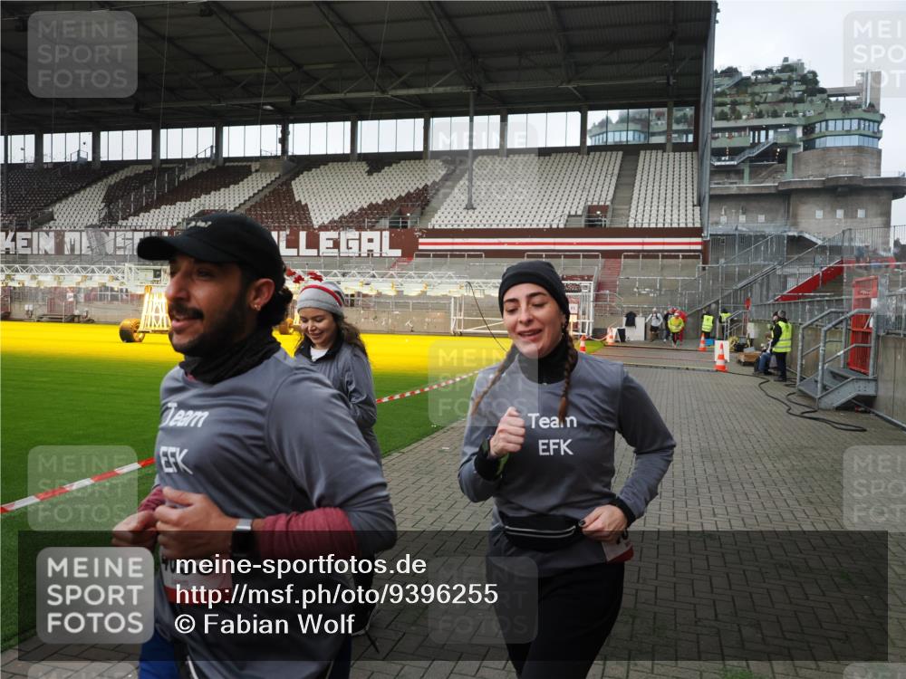 07.12.2025 - St. Pauli X-Mass-Run No. 15 Fabian Wolf http://msf.ph/oto/9396255 07.12.2025 10:36:54 Ziel 37, 511, 521, 665, 717, 833, 2615, 3056, 3263, 4690, 4691, 4693 meine-sportfotos.de