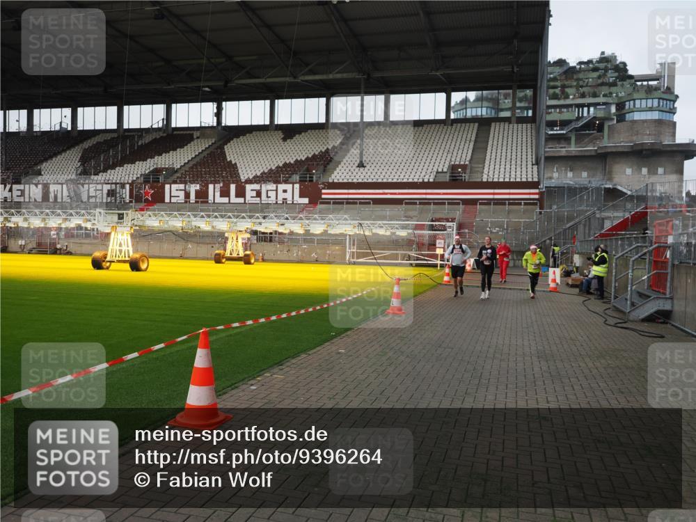 07.12.2025 - St. Pauli X-Mass-Run No. 15 Fabian Wolf http://msf.ph/oto/9396264 07.12.2025 10:37:00 Ziel 37, 503, 665, 2349, 2351, 2615, 3056, 3090, 3263, 4690, 4691, 4693 meine-sportfotos.de