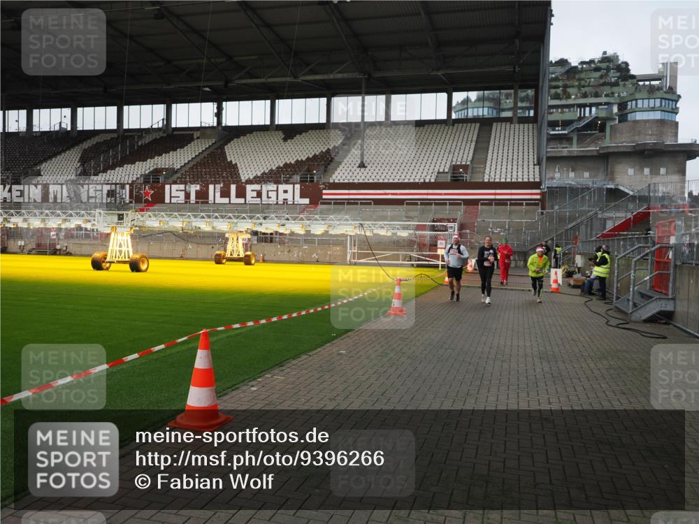 07.12.2025 - St. Pauli X-Mass-Run No. 15 Fabian Wolf http://msf.ph/oto/9396266 07.12.2025 10:37:00 Ziel 37, 503, 665, 2349, 2351, 2615, 3056, 3090, 3263, 4690, 4691, 4693 meine-sportfotos.de
