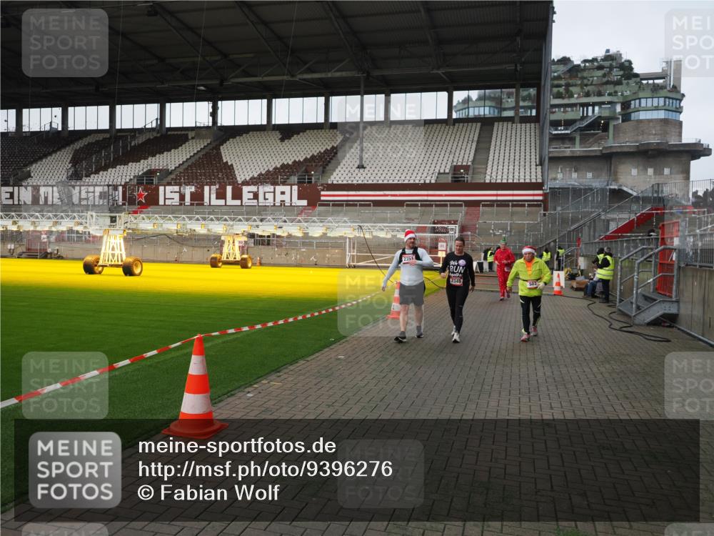 07.12.2025 - St. Pauli X-Mass-Run No. 15 Fabian Wolf http://msf.ph/oto/9396276 07.12.2025 10:37:03 Ziel 503, 2349, 2351, 2615, 3056, 3090, 3263, 4690 meine-sportfotos.de