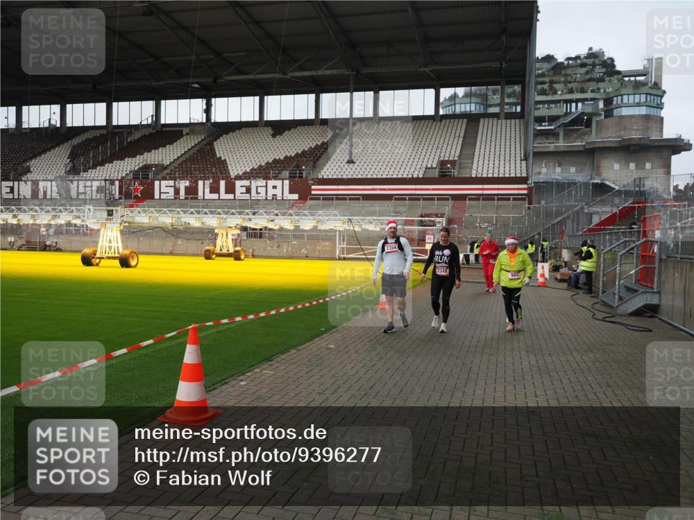 07.12.2025 - St. Pauli X-Mass-Run No. 15 Fabian Wolf http://msf.ph/oto/9396277 07.12.2025 10:37:03 Ziel 503, 2349, 2351, 2615, 3056, 3090, 3263, 4690 meine-sportfotos.de