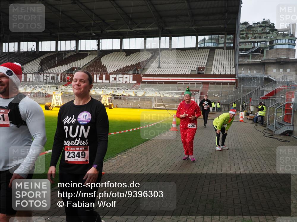 07.12.2025 - St. Pauli X-Mass-Run No. 15 Fabian Wolf http://msf.ph/oto/9396303 07.12.2025 10:37:09 Ziel 503, 2349, 2351, 3090, 4761 meine-sportfotos.de