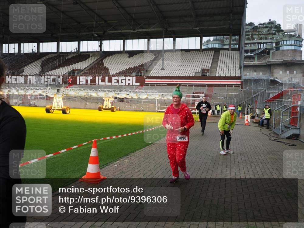 07.12.2025 - St. Pauli X-Mass-Run No. 15 Fabian Wolf http://msf.ph/oto/9396306 07.12.2025 10:37:10 Ziel 503, 2349, 2351, 3090, 4761 meine-sportfotos.de