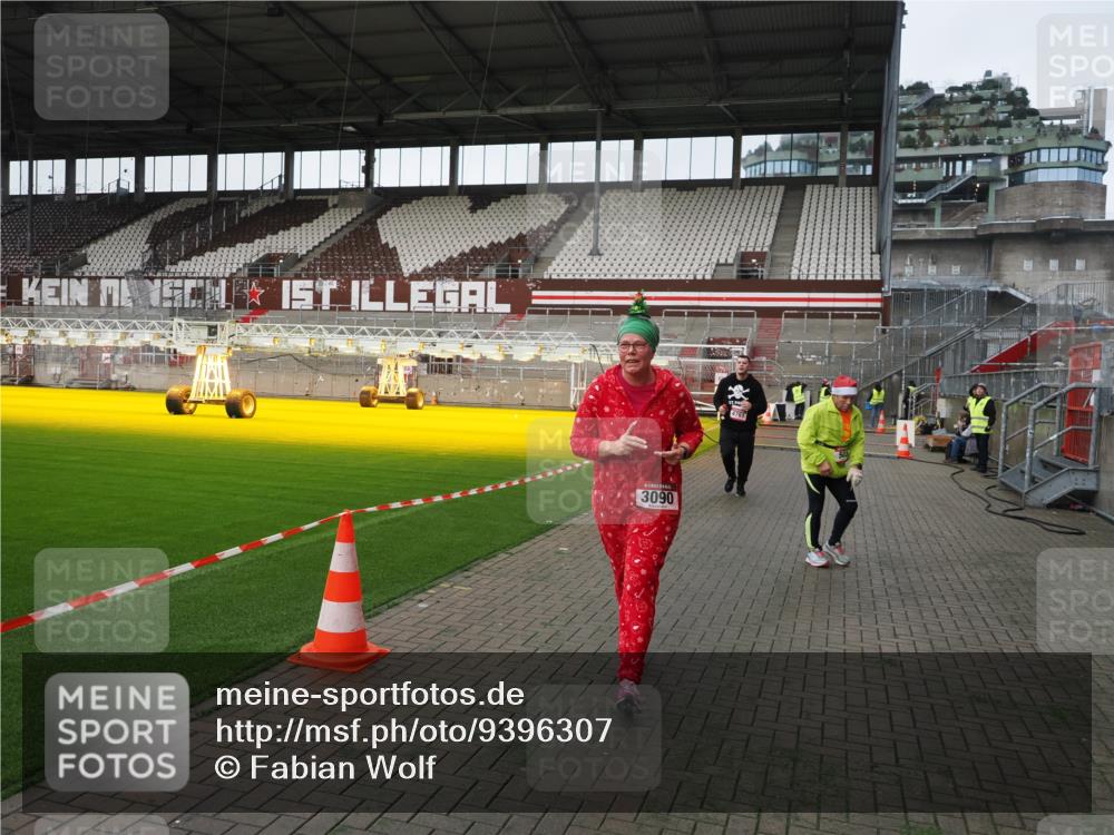 07.12.2025 - St. Pauli X-Mass-Run No. 15 Fabian Wolf http://msf.ph/oto/9396307 07.12.2025 10:37:10 Ziel 503, 2349, 2351, 3090, 4761 meine-sportfotos.de