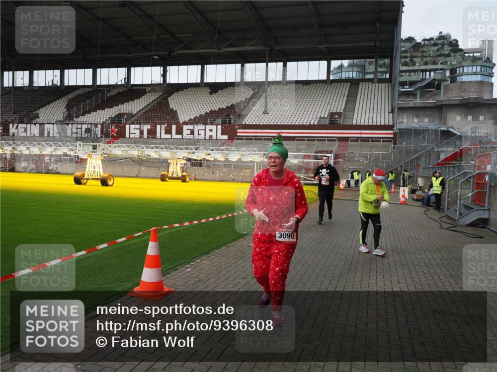 07.12.2025 - St. Pauli X-Mass-Run No. 15 Fabian Wolf http://msf.ph/oto/9396308 07.12.2025 10:37:10 Ziel 503, 2349, 2351, 3090, 4761 meine-sportfotos.de
