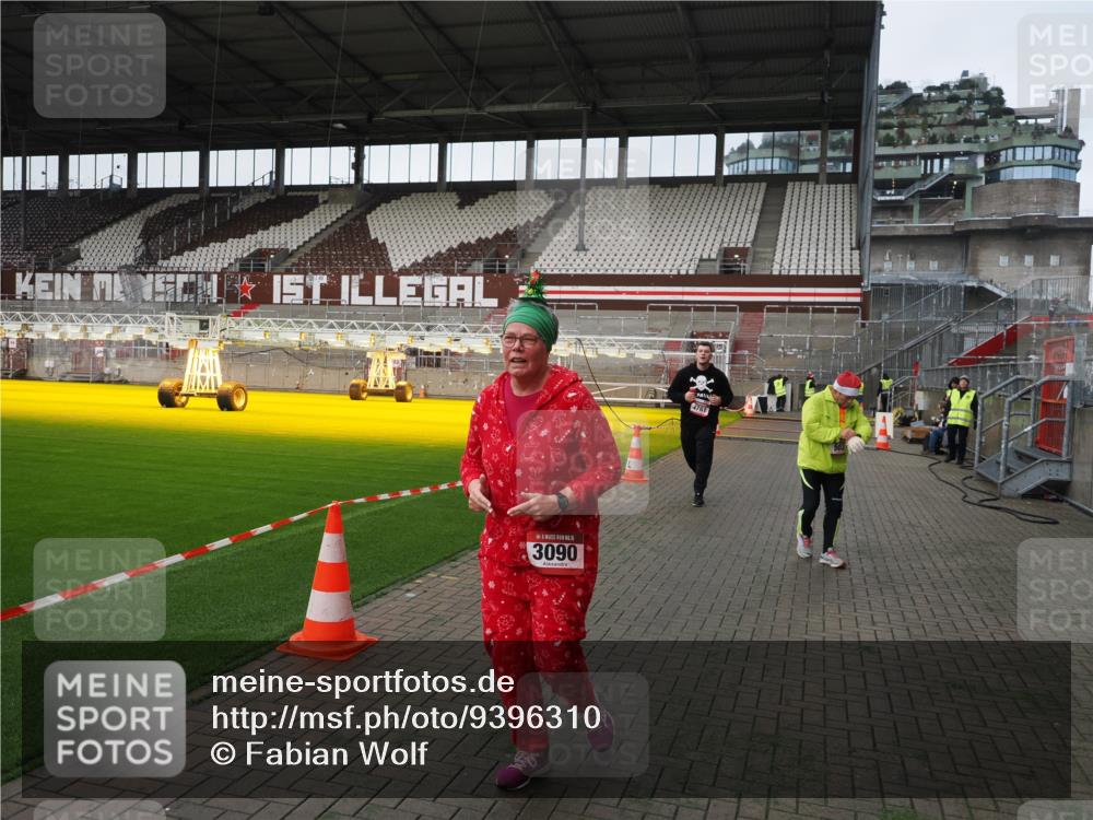 07.12.2025 - St. Pauli X-Mass-Run No. 15 Fabian Wolf http://msf.ph/oto/9396310 07.12.2025 10:37:10 Ziel 503, 2349, 2351, 3090, 4761 meine-sportfotos.de