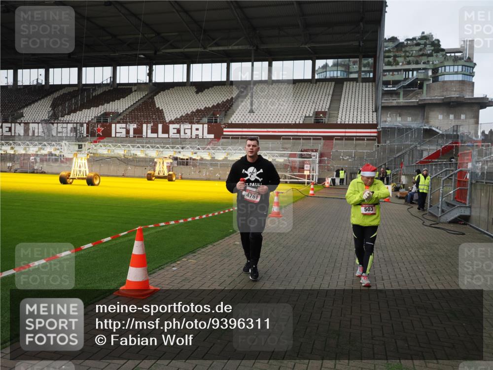07.12.2025 - St. Pauli X-Mass-Run No. 15 Fabian Wolf http://msf.ph/oto/9396311 07.12.2025 10:37:12 Ziel 503, 2349, 2351, 3090, 4761 meine-sportfotos.de