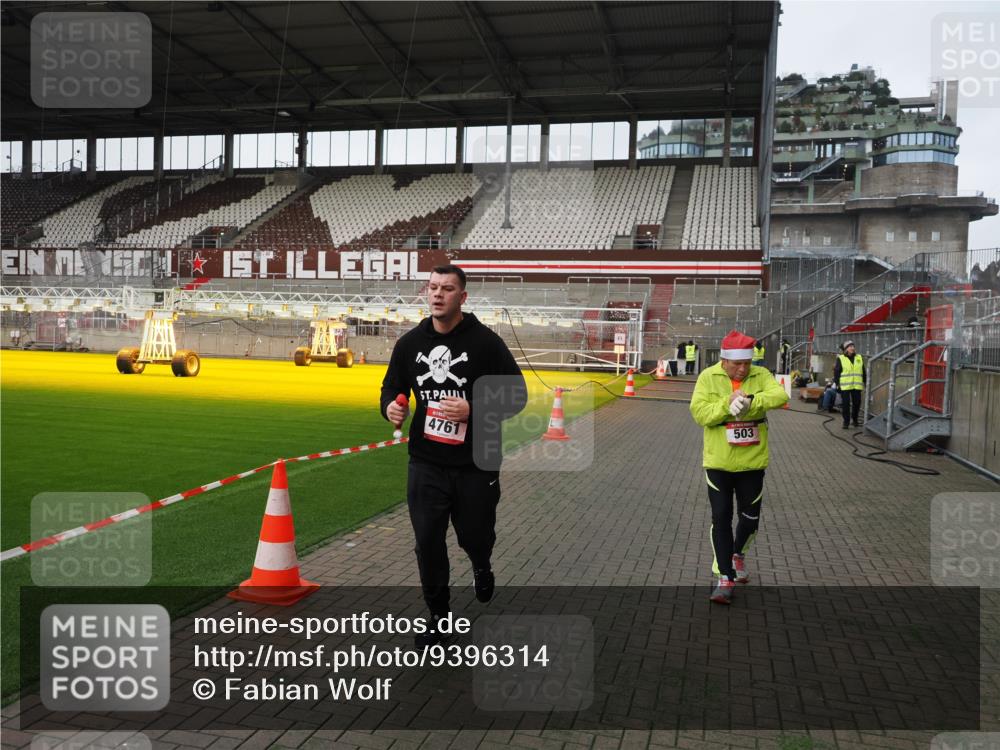 07.12.2025 - St. Pauli X-Mass-Run No. 15 Fabian Wolf http://msf.ph/oto/9396314 07.12.2025 10:37:13 Ziel 503, 2349, 2351, 3090, 4761 meine-sportfotos.de