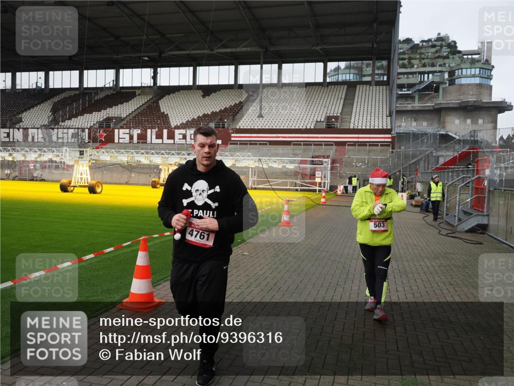 07.12.2025 - St. Pauli X-Mass-Run No. 15 Fabian Wolf http://msf.ph/oto/9396316 07.12.2025 10:37:13 Ziel 503, 2349, 2351, 3090, 4761 meine-sportfotos.de