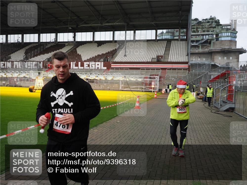 07.12.2025 - St. Pauli X-Mass-Run No. 15 Fabian Wolf http://msf.ph/oto/9396318 07.12.2025 10:37:14 Ziel 503, 2349, 2351, 3090, 4761 meine-sportfotos.de