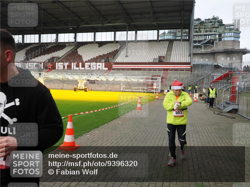 07.12.2025 - St. Pauli X-Mass-Run No. 15 Fabian Wolf http://msf.ph/oto/9396320 07.12.2025 10:37:14 Ziel 503, 2349, 2351, 3090, 4761 meine-sportfotos.de
