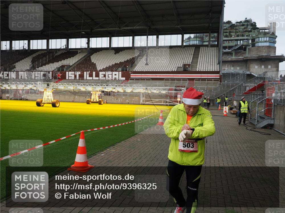 07.12.2025 - St. Pauli X-Mass-Run No. 15 Fabian Wolf http://msf.ph/oto/9396325 07.12.2025 10:37:16 Ziel 503, 2349, 2351, 3090, 4761 meine-sportfotos.de
