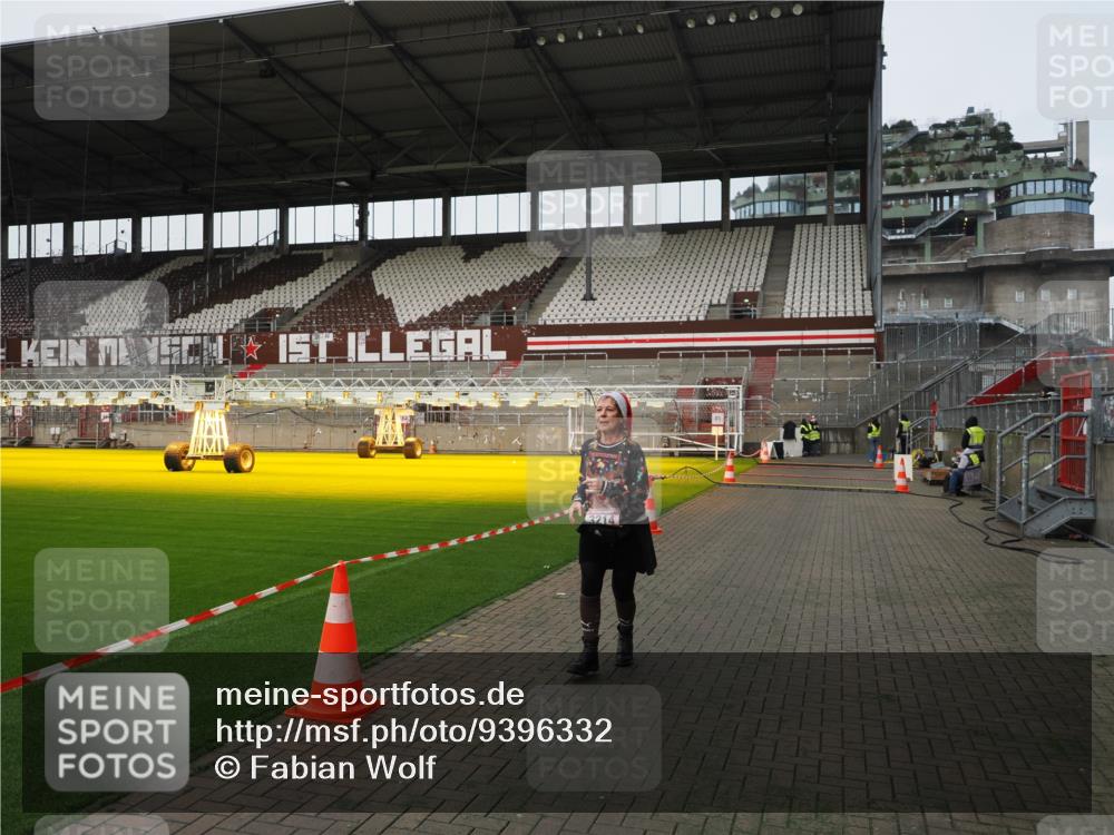 07.12.2025 - St. Pauli X-Mass-Run No. 15 Fabian Wolf http://msf.ph/oto/9396332 07.12.2025 10:37:29 Ziel 3214 meine-sportfotos.de