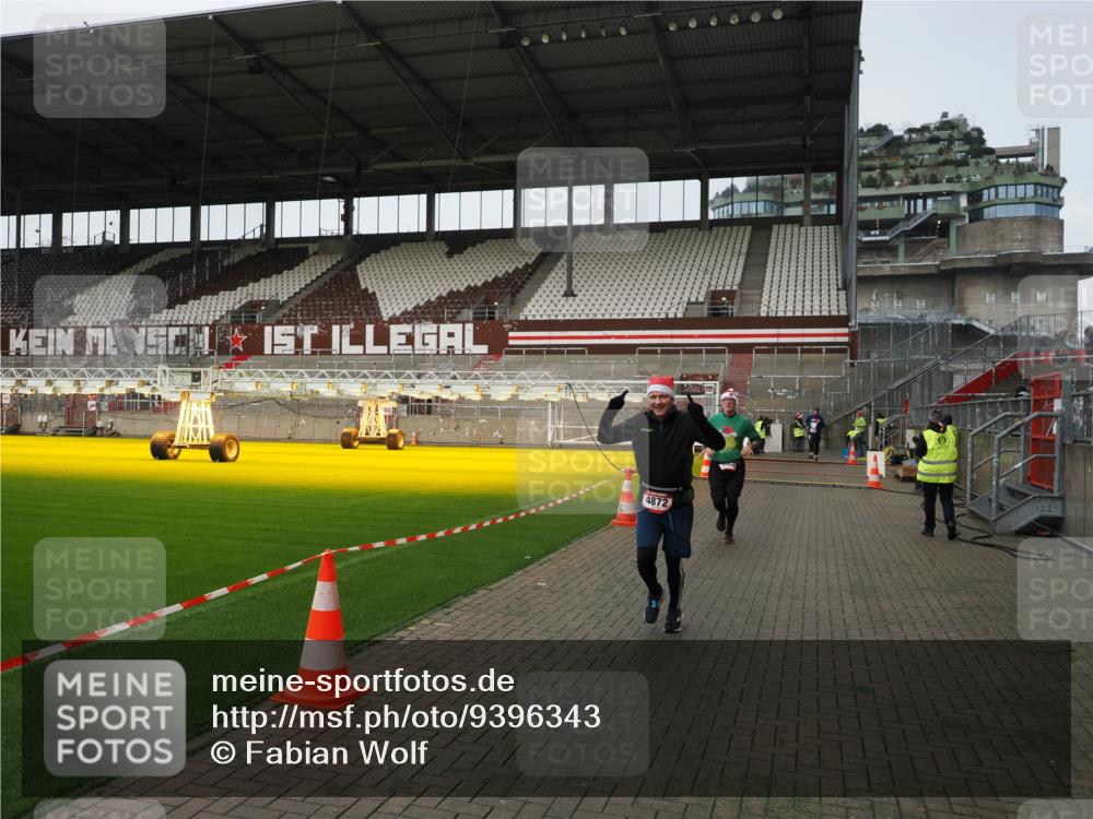 07.12.2025 - St. Pauli X-Mass-Run No. 15 Fabian Wolf http://msf.ph/oto/9396343 07.12.2025 10:37:50 Ziel 3069, 4872 meine-sportfotos.de