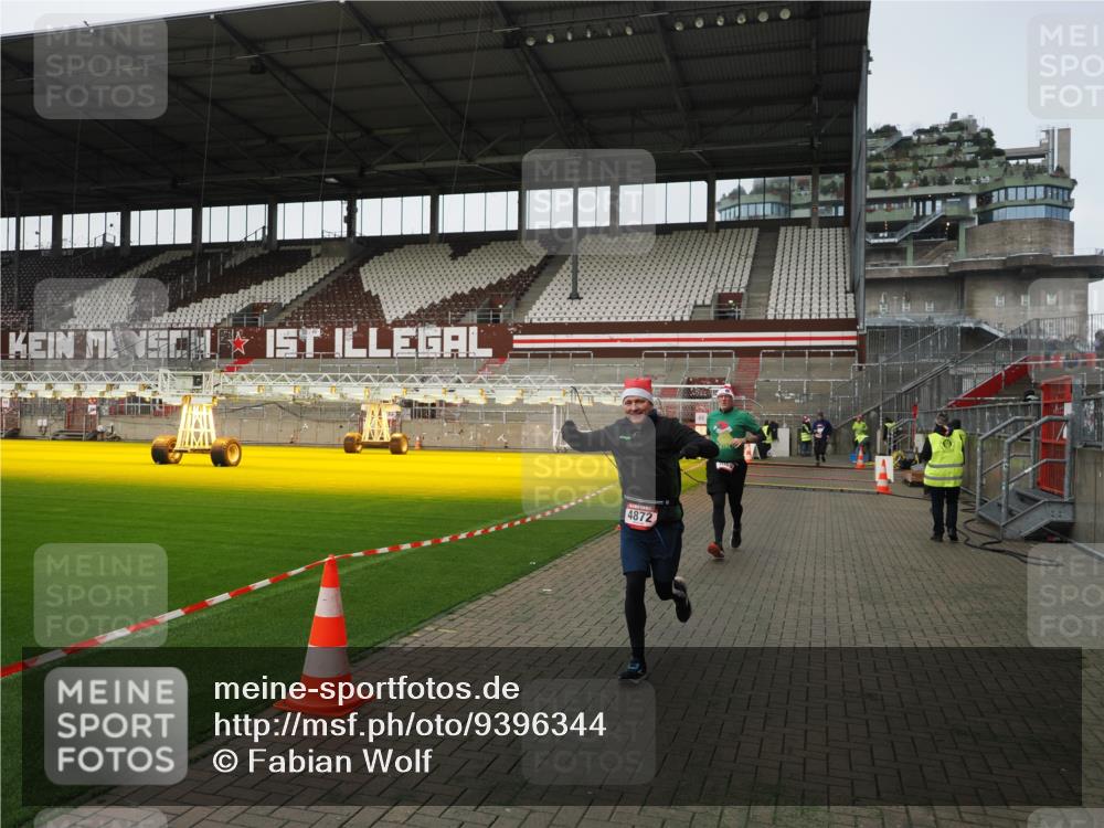 07.12.2025 - St. Pauli X-Mass-Run No. 15 Fabian Wolf http://msf.ph/oto/9396344 07.12.2025 10:37:50 Ziel 3069, 4872 meine-sportfotos.de