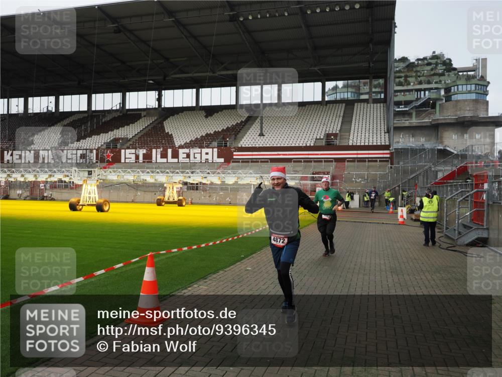 07.12.2025 - St. Pauli X-Mass-Run No. 15 Fabian Wolf http://msf.ph/oto/9396345 07.12.2025 10:37:51 Ziel 3069, 4872 meine-sportfotos.de