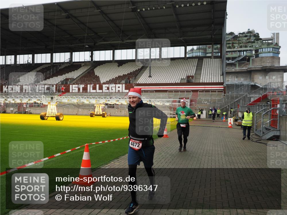 07.12.2025 - St. Pauli X-Mass-Run No. 15 Fabian Wolf http://msf.ph/oto/9396347 07.12.2025 10:37:51 Ziel 3069, 4872 meine-sportfotos.de