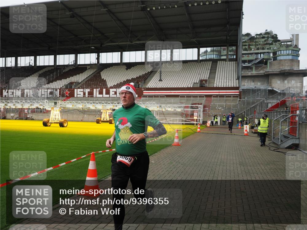 07.12.2025 - St. Pauli X-Mass-Run No. 15 Fabian Wolf http://msf.ph/oto/9396355 07.12.2025 10:37:53 Ziel 2899, 3069, 4872 meine-sportfotos.de