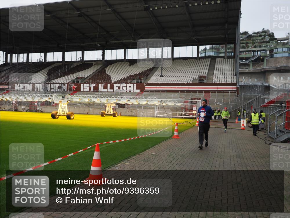 07.12.2025 - St. Pauli X-Mass-Run No. 15 Fabian Wolf http://msf.ph/oto/9396359 07.12.2025 10:37:57 Ziel 70, 2899, 3069, 4872 meine-sportfotos.de
